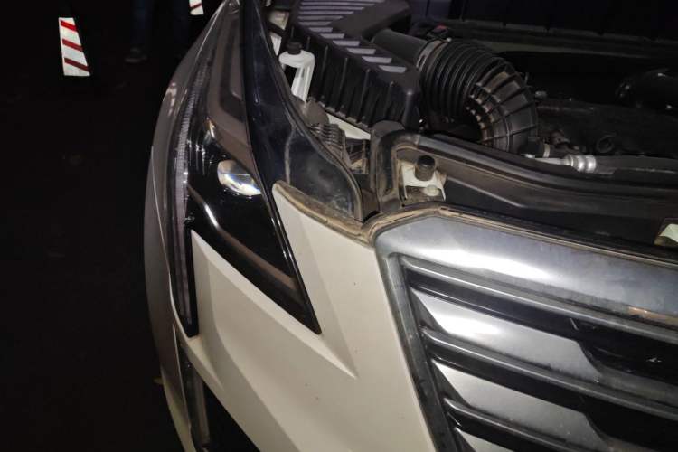 Used Cadillac XT5 2018 28T Four-Wheel Drive Luxury Model Right Front Headlight