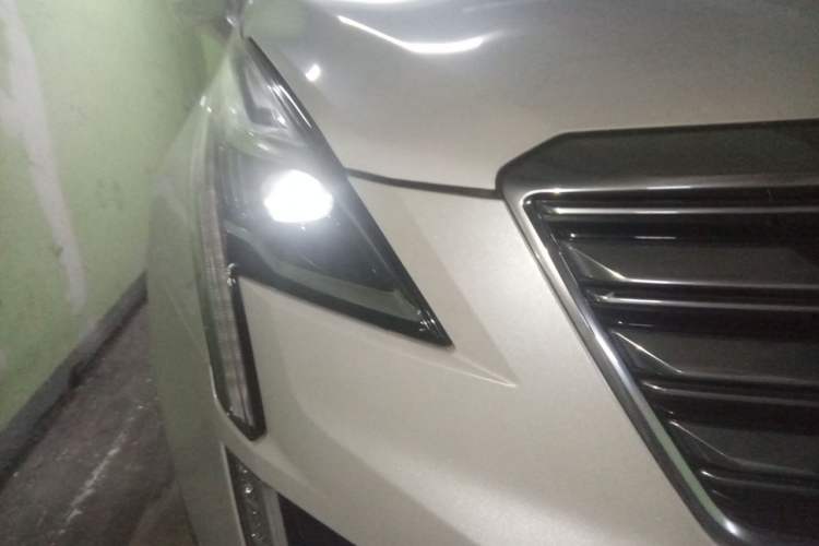 Used Cadillac XT5 2018 28T Four-Wheel Drive Luxury Model Right Front Headlight