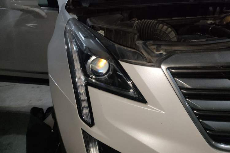 Used Cadillac XT5 2018 25T Luxury Model Right Front Headlight