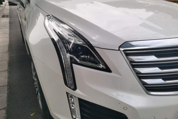 Used Cadillac XT5 2018 28T Four-Wheel Drive Luxury Model Right Front Headlight