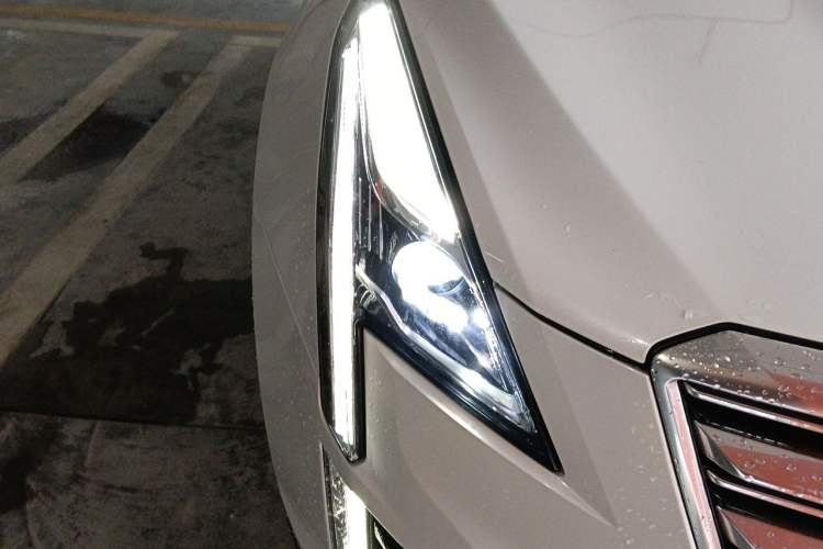 Used Cadillac XT5 2018 28T Four-Wheel Drive Luxury Model Right Front Headlight