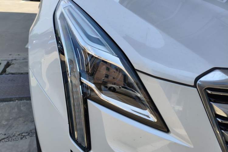 Used Cadillac XT5 2018 28T Four-Wheel Drive Luxury Model Right Front Headlight