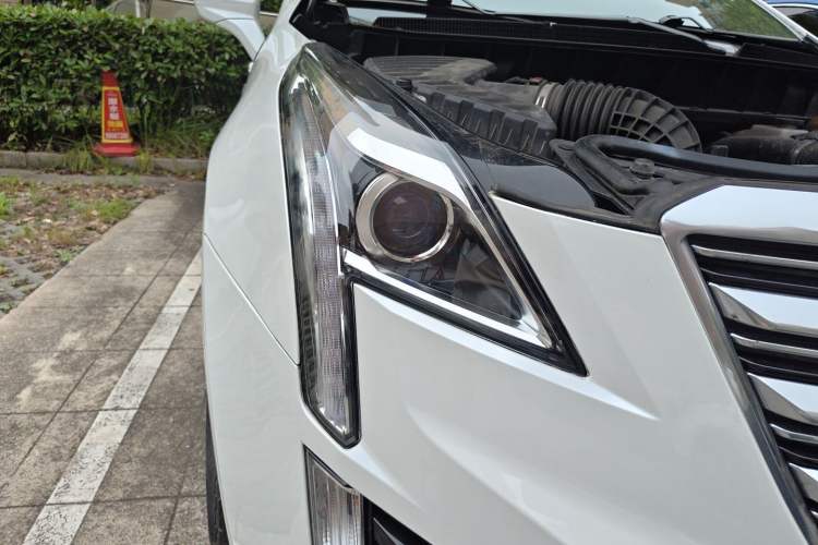 Used Cadillac XT5 2018 25T Luxury Model Right Front Headlight