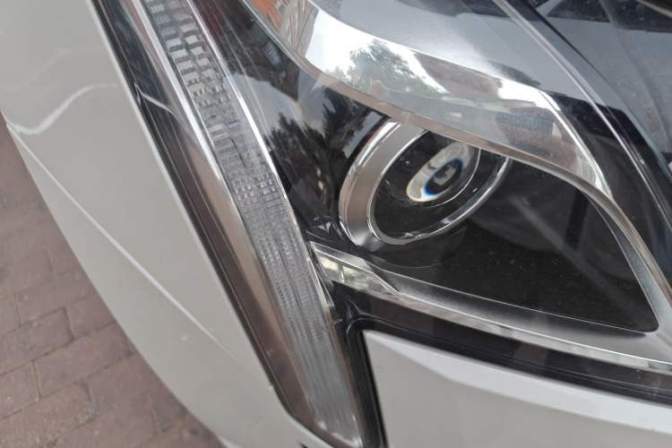 Used Cadillac XT5 2018 28E Four-Wheel Drive Tech Version Right Front Headlight