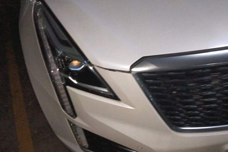 Used Cadillac XT5 2018 28T Four-Wheel Drive Luxury Model Right Front Headlight