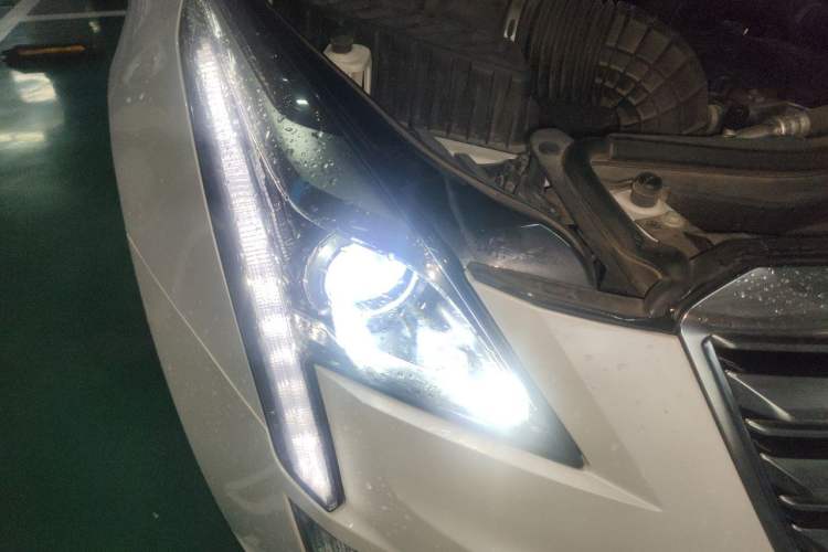 Used Cadillac XT5 2018 25T Luxury Model Right Front Headlight