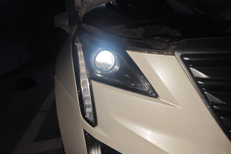 Used Cadillac XT5 2018 25T Tech Model Right Front Headlight