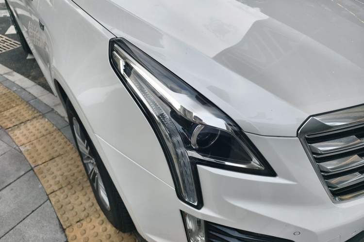 Used Cadillac XT5 2018 25T Luxury Model Right Front Headlight