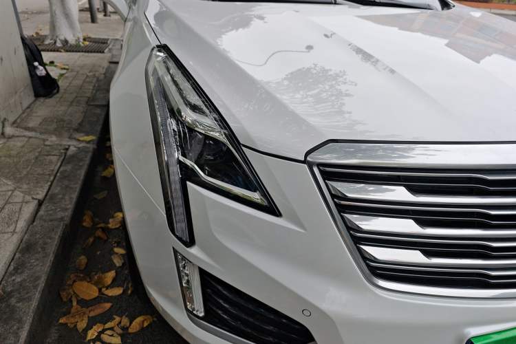 Used Cadillac XT5 2018 28T Four-Wheel Drive Luxury Model Right Front Headlight