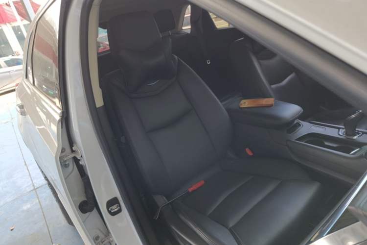 Used Cadillac XT5 2018 25T Luxury Model Right Front Seat