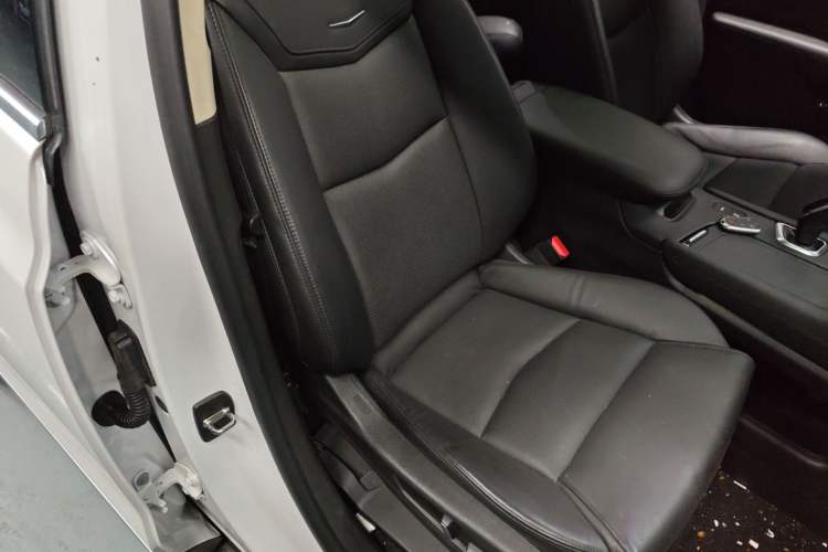 Used Cadillac XT5 2018 25T Luxury Model Right Front Seat