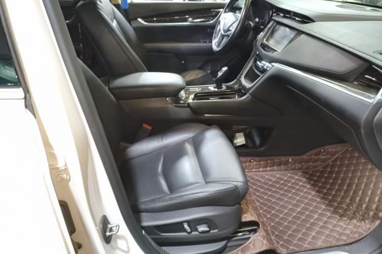 Used Cadillac XT5 2018 25T Luxury Model Right Front Seat