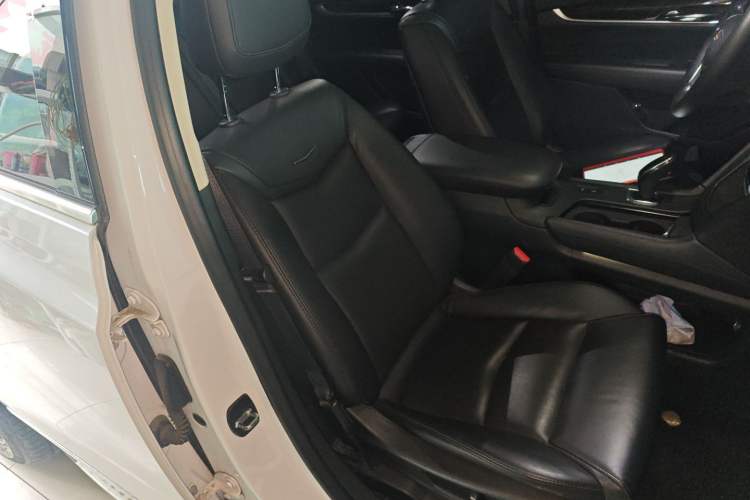 Used Cadillac XT5 2018 25T Luxury Model Right Front Seat