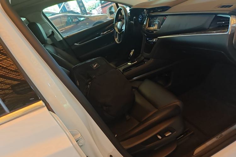 Used Cadillac XT5 2018 25T Luxury Model Right Front Seat