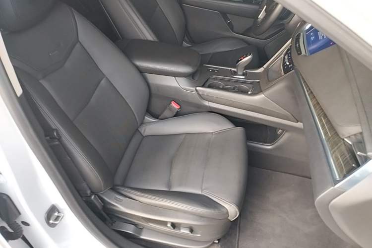 Used Cadillac XT5 2018 25T Luxury Model Right Front Seat