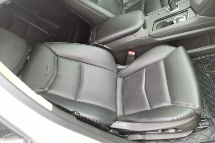 Used Cadillac XT5 2018 25T Luxury Model Right Front Seat