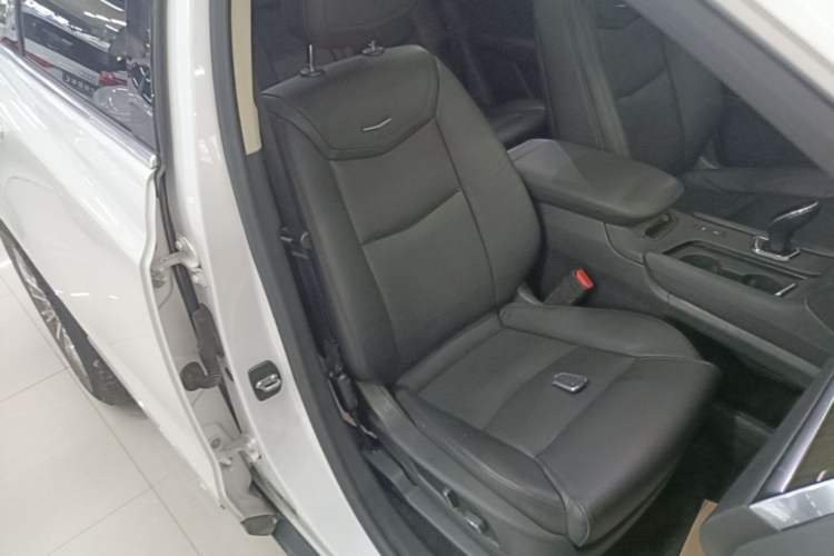Used Cadillac XT5 2018 25T Luxury Model Right Front Seat
