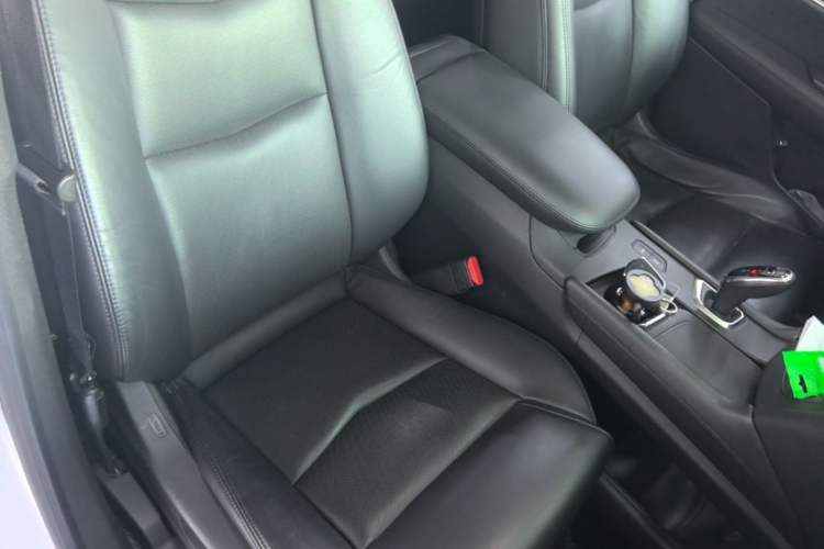 Used Cadillac XT5 2018 25T Luxury Model Right Front Seat
