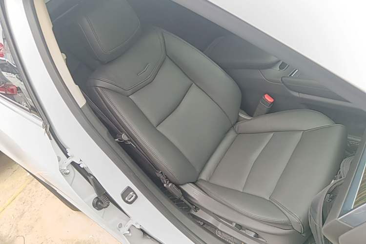 Used Cadillac XT5 2018 25T Luxury Model Right Front Seat