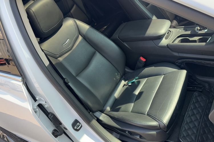 Used Cadillac XT5 2018 25T Luxury Model Right Front Seat