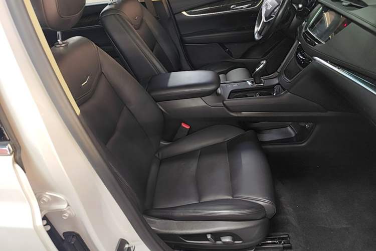 Used Cadillac XT5 2018 25T Luxury Model Right Front Seat