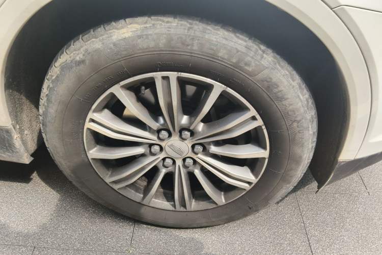 Used Cadillac XT5 2018 25T Luxury Model Right Front Wheel Hub