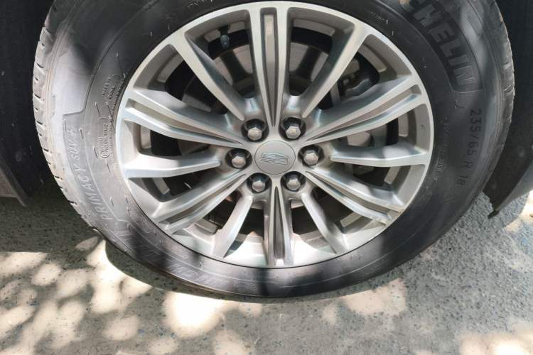 Used Cadillac XT5 2018 25T Luxury Model Right Front Wheel Hub