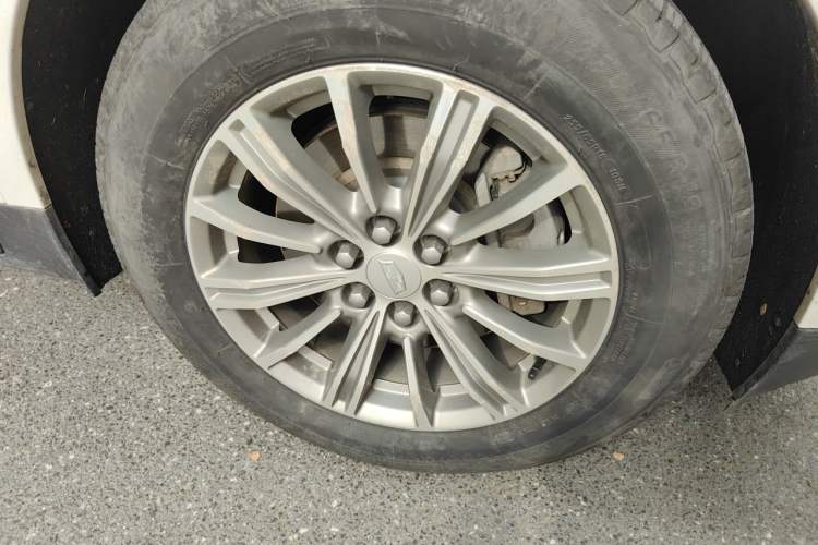 Used Cadillac XT5 2018 25T Luxury Model Right Front Wheel Hub