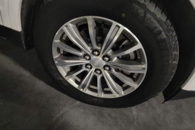 Used Cadillac XT5 2018 25T Luxury Model Right Front Wheel Hub
