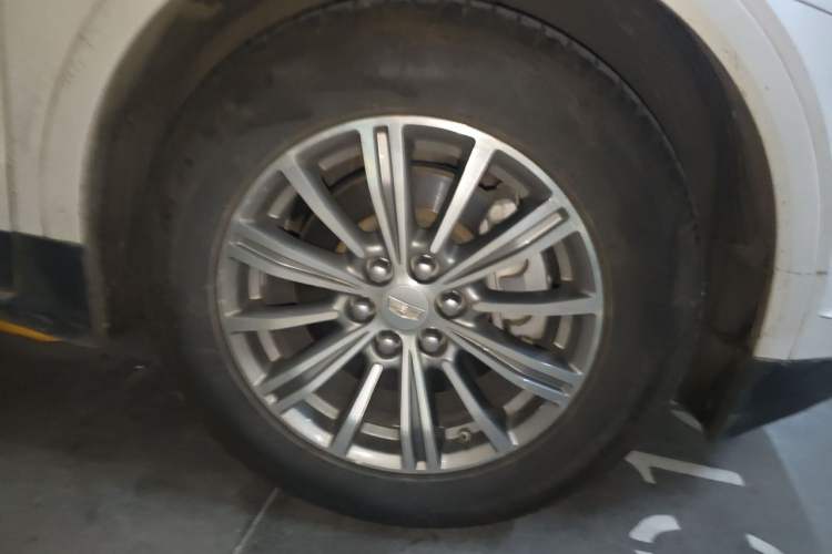 Used Cadillac XT5 2018 25T Luxury Model Right Front Wheel Hub