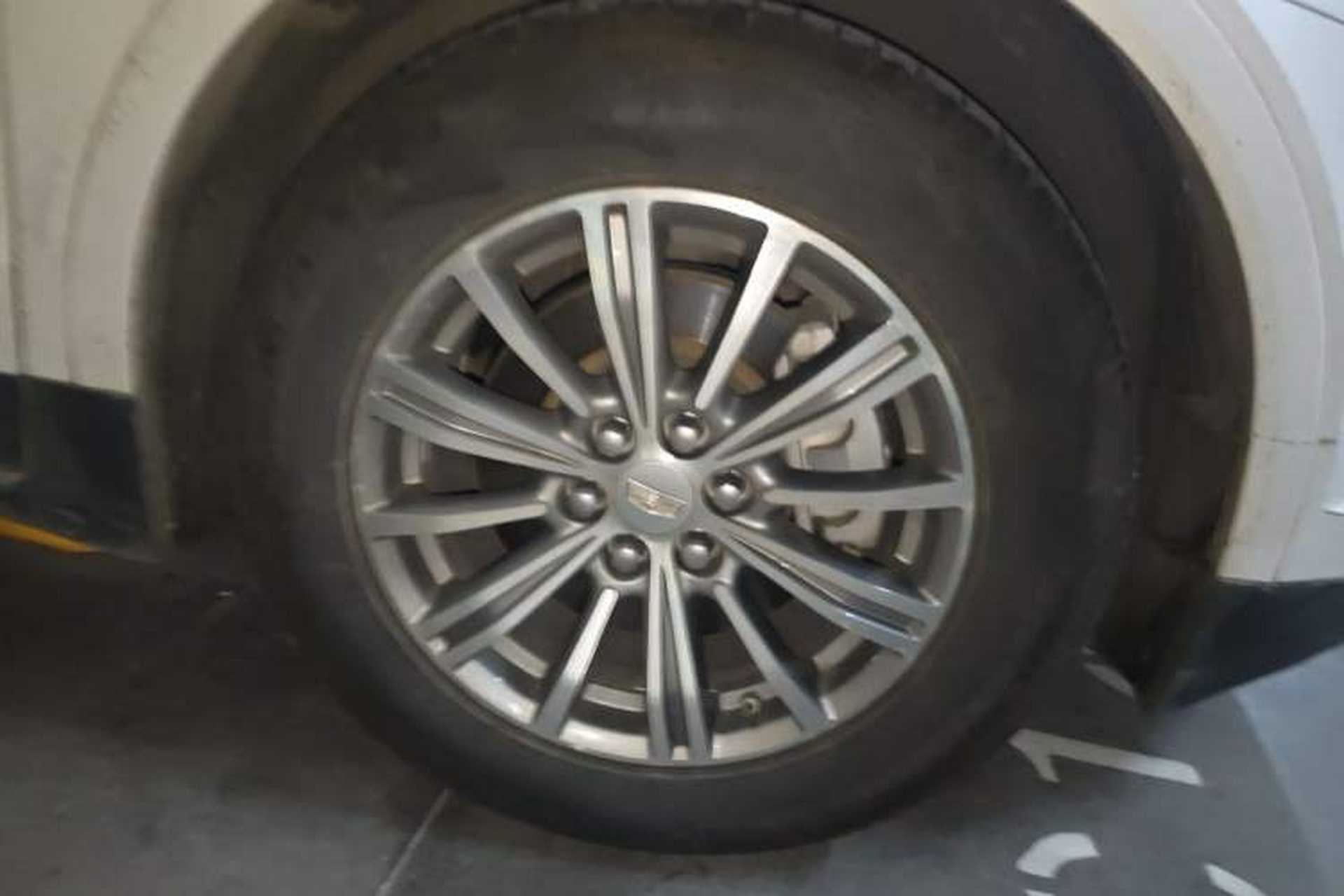 Used Cadillac XT5 2018 25T Luxury Model Right Front Wheel Hub
