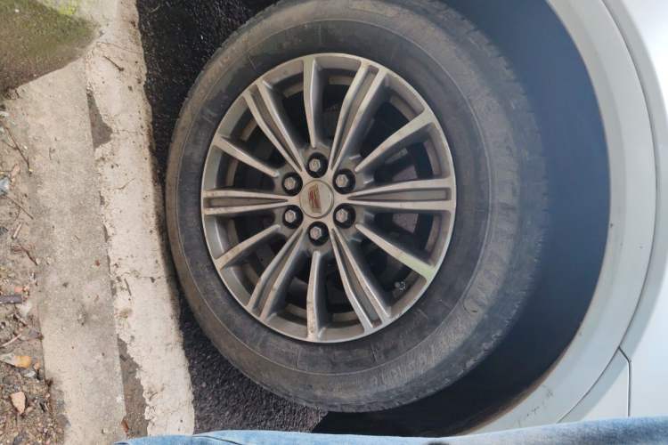 Used Cadillac XT5 2018 28T Four-Wheel Drive Luxury Model Right Front Wheel Hub