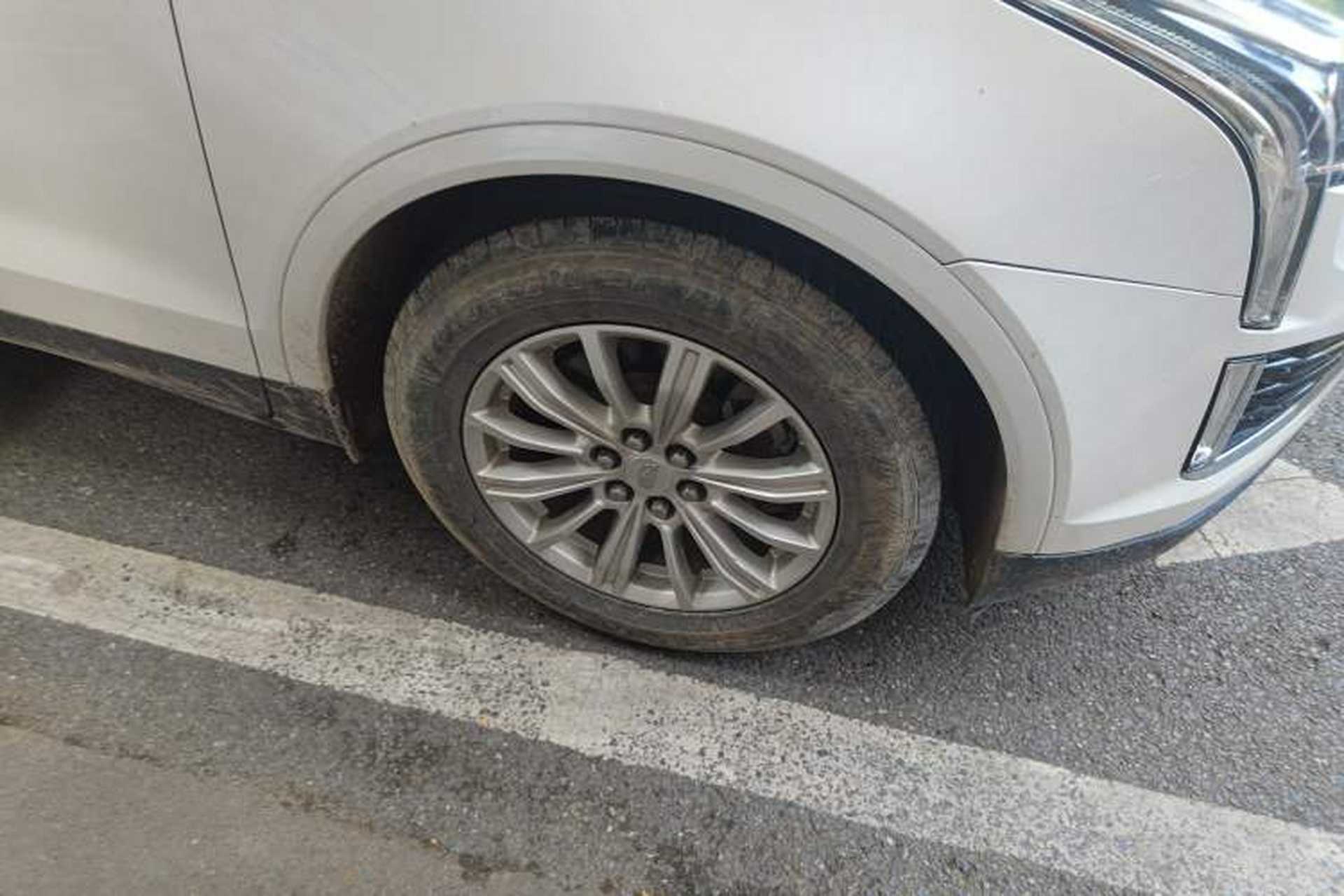 Used Cadillac XT5 2018 25T Tech Model Right Front Wheel Hub