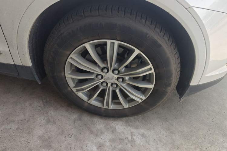 Used Cadillac XT5 2018 25T Luxury Model Right Front Wheel Hub