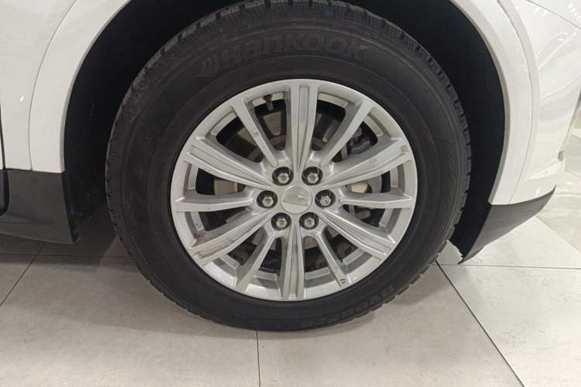 Used Cadillac XT5 2018 28E Four-Wheel Drive Tech Version Right Front Wheel Hub