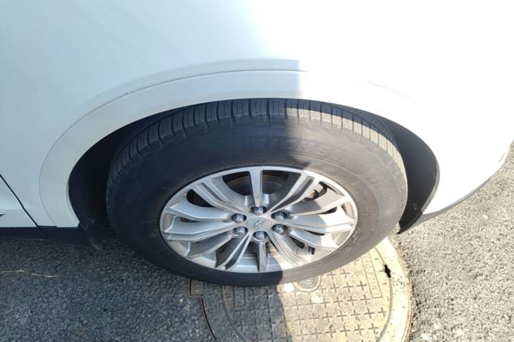 Used Cadillac XT5 2018 25T Luxury Model Right Front Wheel Hub
