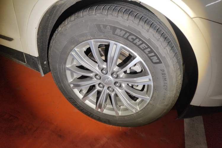 Used Cadillac XT5 2018 28T Four-Wheel Drive Luxury Model Right Front Wheel Hub