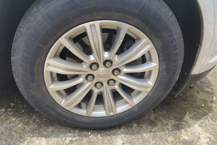 Used Cadillac XT5 2018 25T Tech Model Right Front Wheel Hub