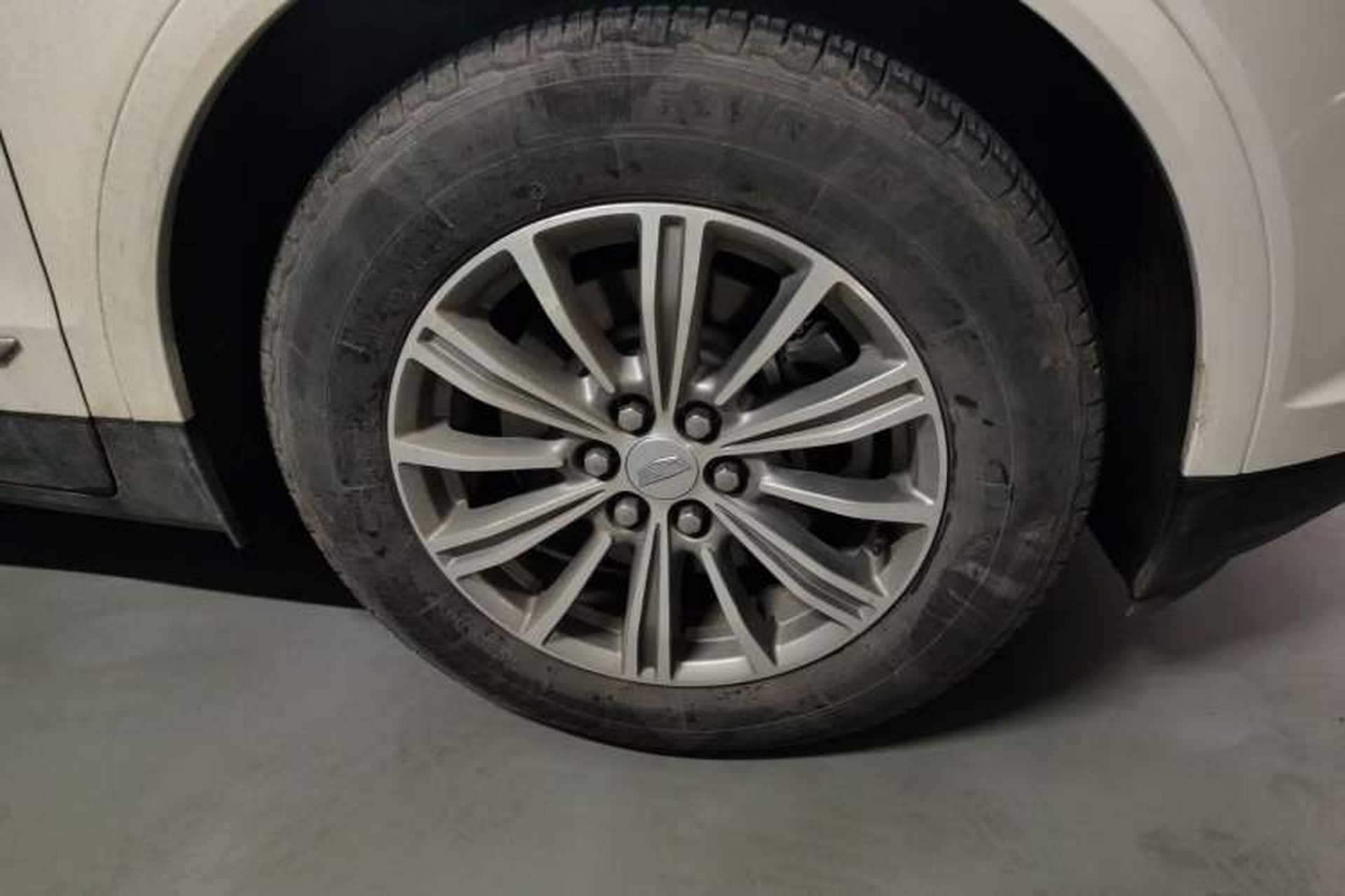 Used Cadillac XT5 2018 25T Luxury Model Right Front Wheel Hub