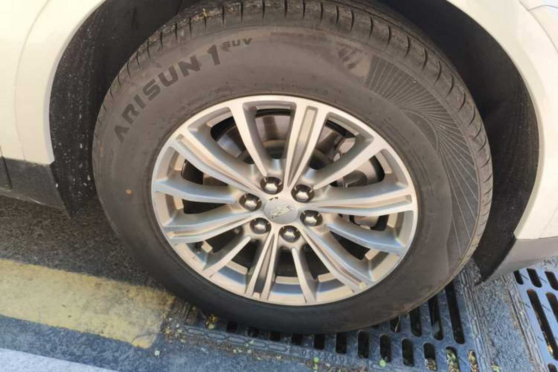 Used Cadillac XT5 2018 28T Four-Wheel Drive Luxury Model Right Front Wheel Hub