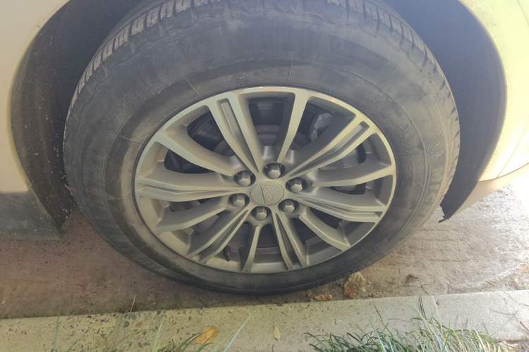 Used Cadillac XT5 2018 25T Luxury Model Right Front Wheel Hub