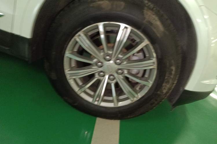 Used Cadillac XT5 2018 25T Luxury Model Right Front Wheel Hub
