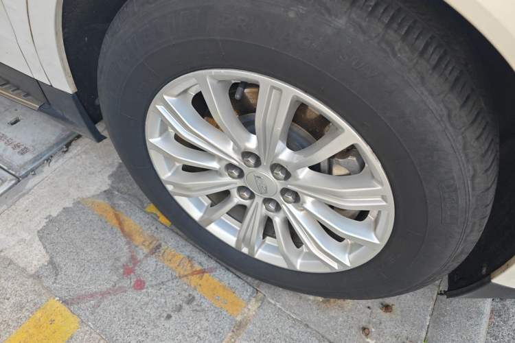 Used Cadillac XT5 2018 28E Four-Wheel Drive Tech Version Right Front Wheel Hub
