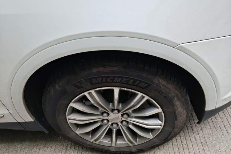 Used Cadillac XT5 2018 25T Luxury Model Right Front Wheel Hub