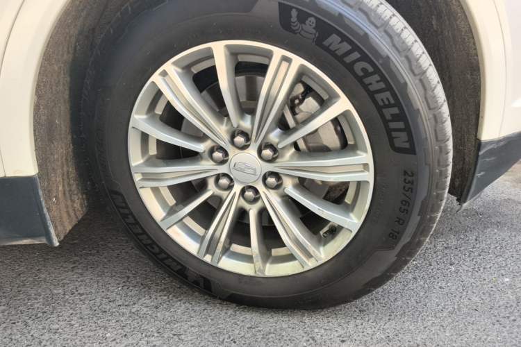 Used Cadillac XT5 2018 25T Luxury Model Right Front Wheel Hub