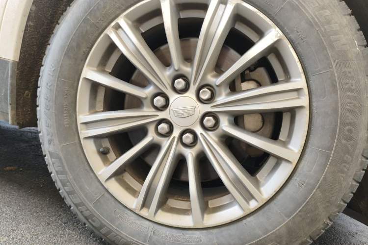 Used Cadillac XT5 2018 28T Four-Wheel Drive Luxury Model Right Front Wheel Hub