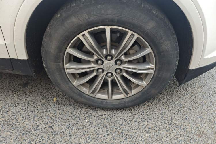 Used Cadillac XT5 2018 25T Luxury Model Right Front Wheel Hub