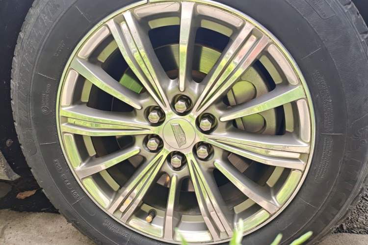 Used Cadillac XT5 2018 25T Luxury Model Right Front Wheel Hub