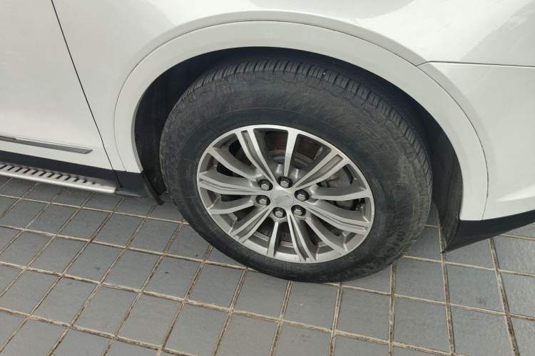 Used Cadillac XT5 2018 25T Luxury Model Right Front Wheel Hub