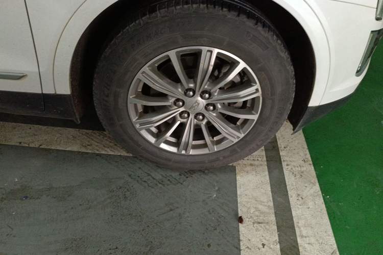 Used Cadillac XT5 2018 25T Luxury Model Right Front Wheel Hub